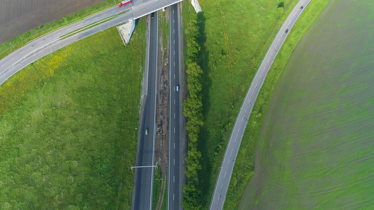 道路与汽车顶视图。城外高速公路，田野公路的边缘视频素材