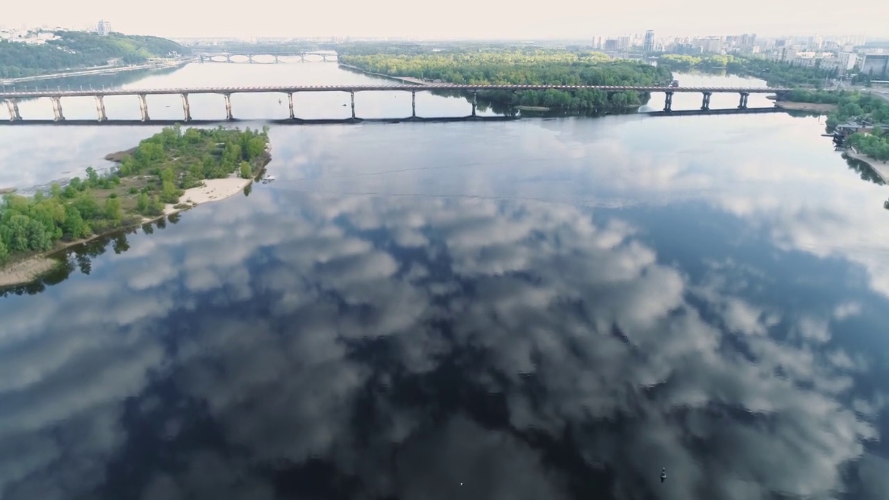 空中镜头。云朵映照在广阔的河流上。视频素材