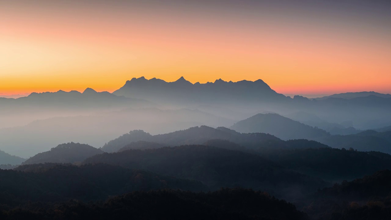 日出在Doi Luang Chiang Dao山和雾在国家公园山上从Doi Kham Fah在Chiang Dao的观点视频素材