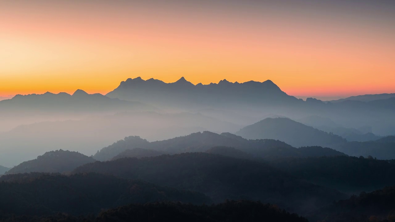 日出在Doi Luang Chiang Dao山和雾在国家公园山上从Doi Kham Fah在Chiang Dao的观点视频素材