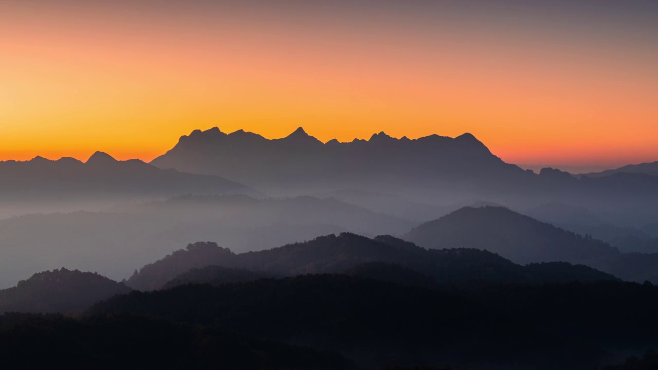 日出在Doi Luang Chiang Dao山和雾在国家公园山上从Doi Kham Fah在Chiang Dao的观点视频素材