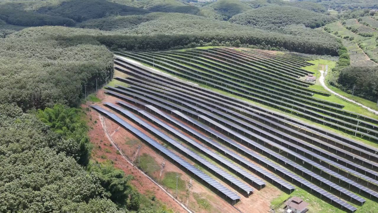 电力工业中太阳能电池板的鸟瞰图。对环境可再生的绿色能源。太阳能替代能源来自科学创新视频素材