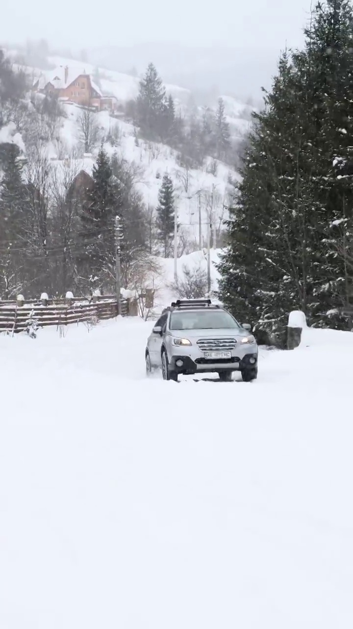 四驱车驶过雪山视频素材