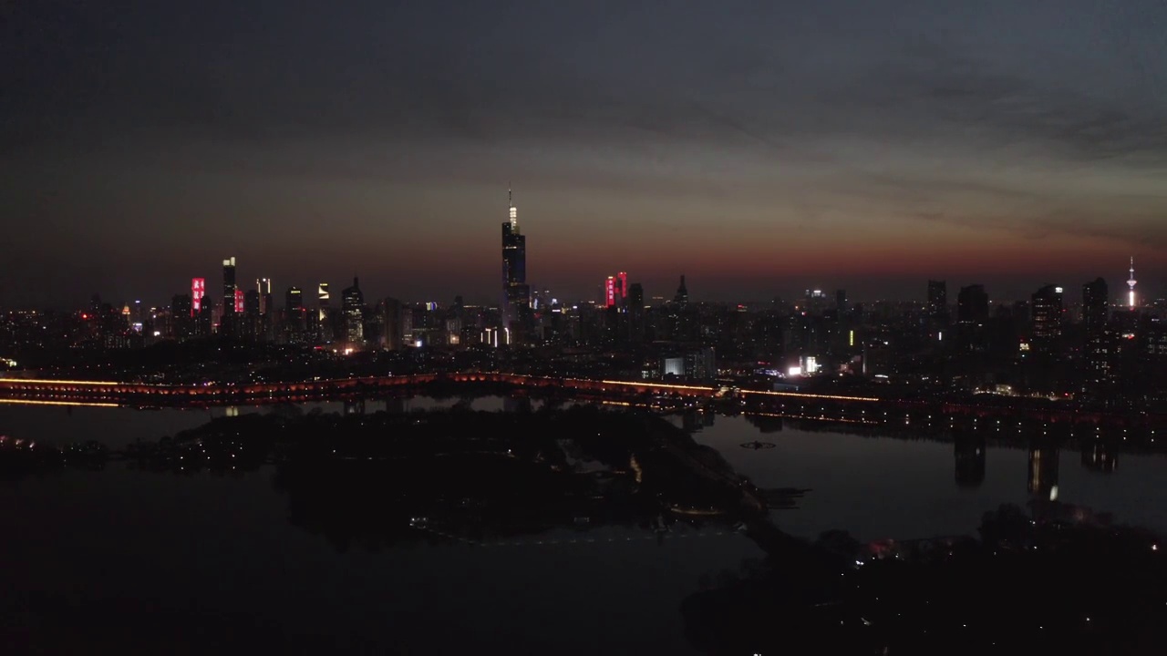 城市夜景，湖滨景视频素材