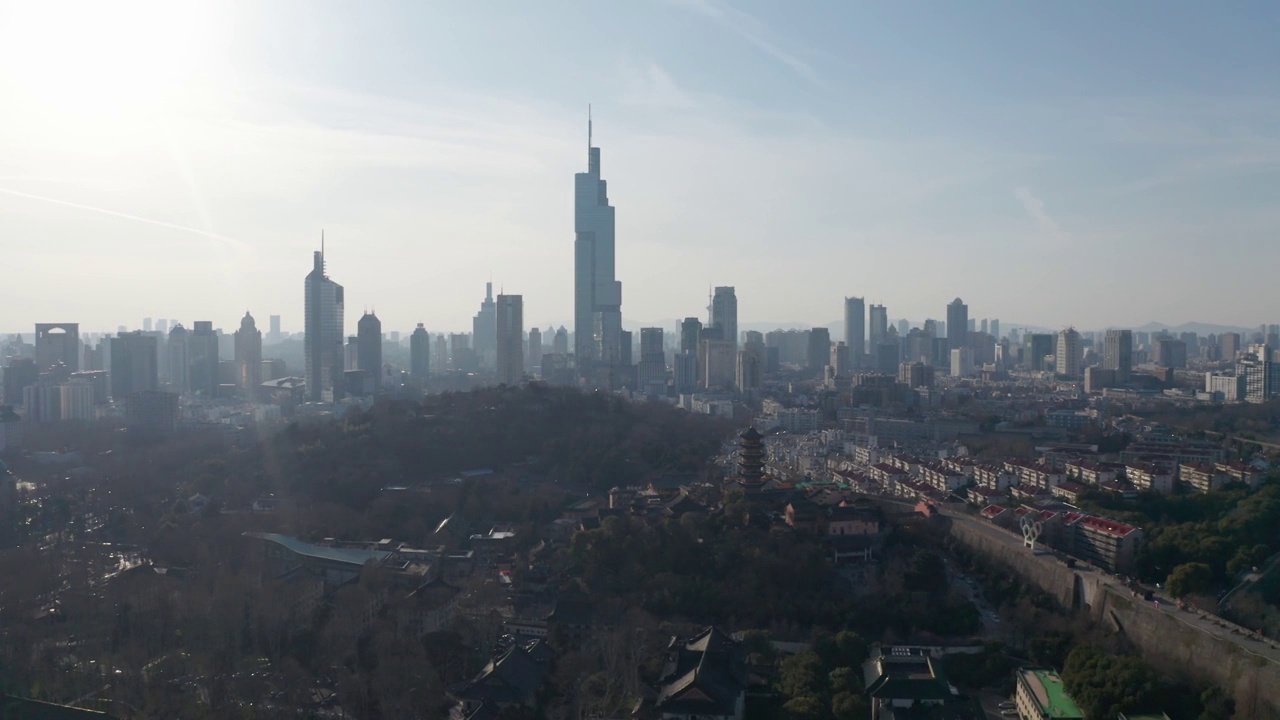 鸟瞰城市中的古塔视频素材