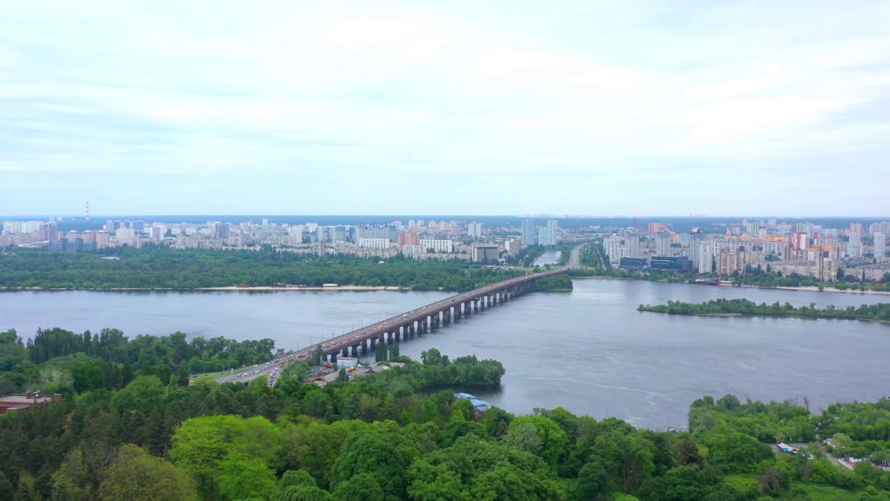 空中无人机视频。大桥，桥下有车行道。高速公路的城市。视频素材