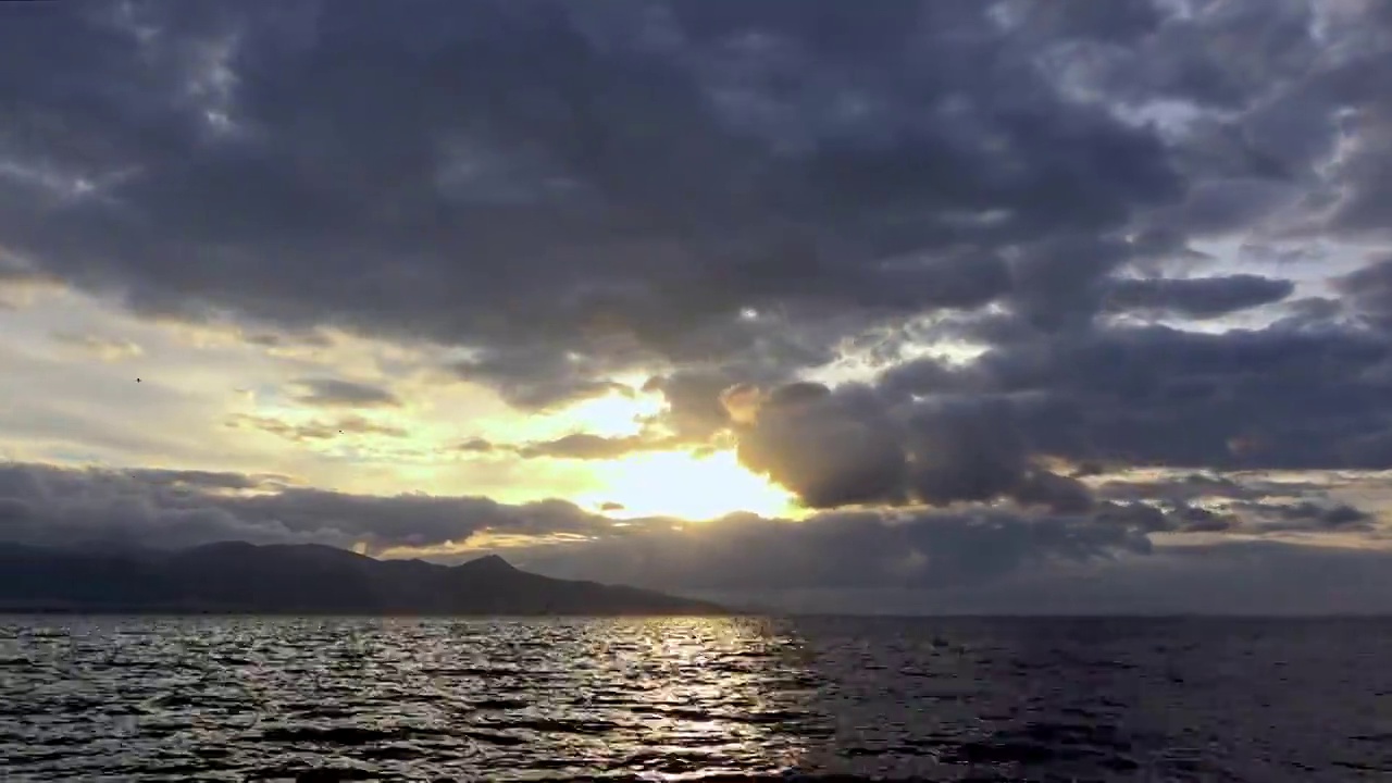 暴风雨的冬季海洋乌云视频素材