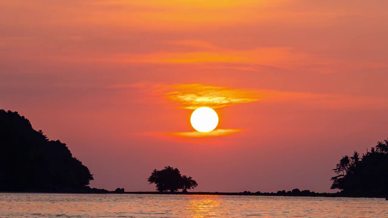 时光流逝:泰国南部普吉岛塔朗区奈阳海滩(哈特奈阳)的美丽日落视频素材