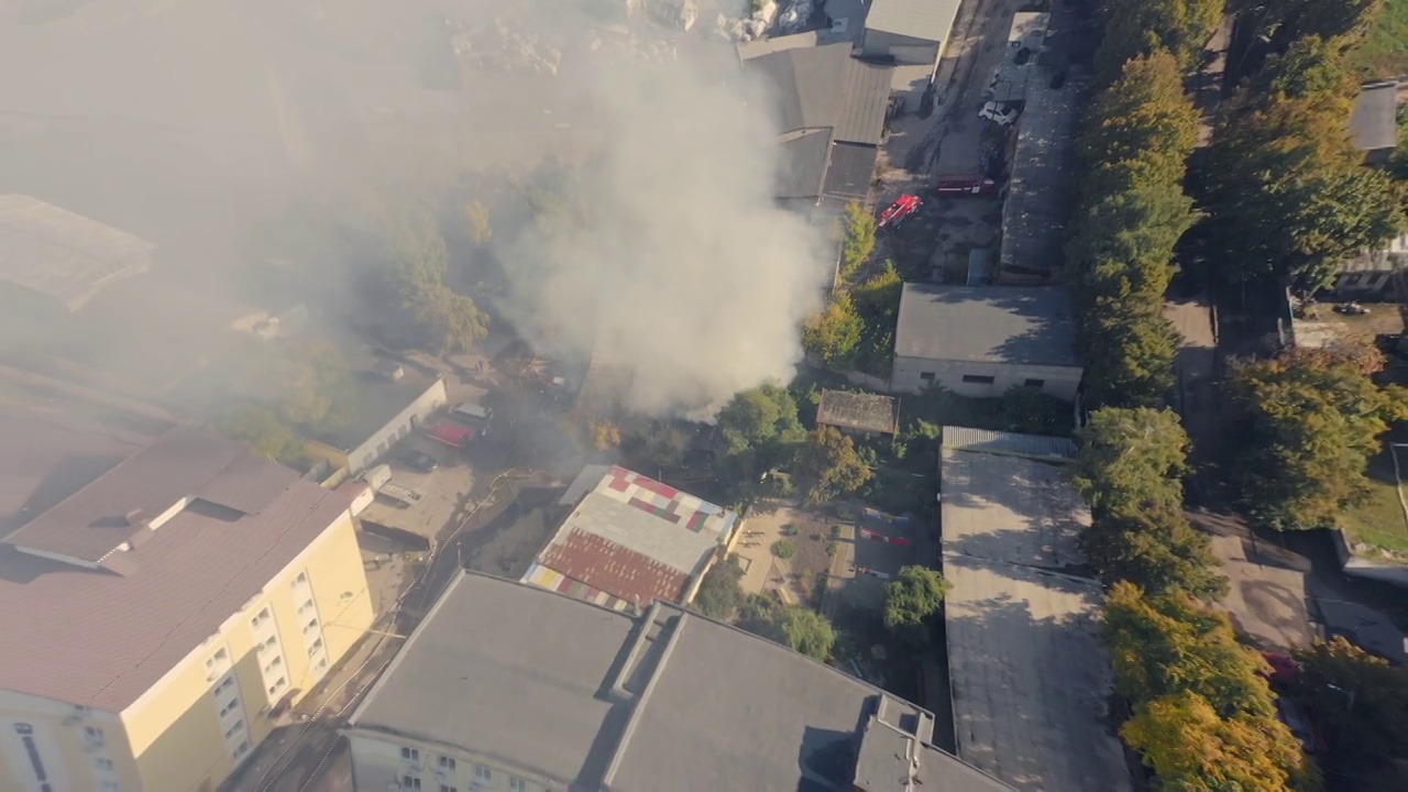 城市火灾的烟雾:工业火灾，空中直升机视图视频素材