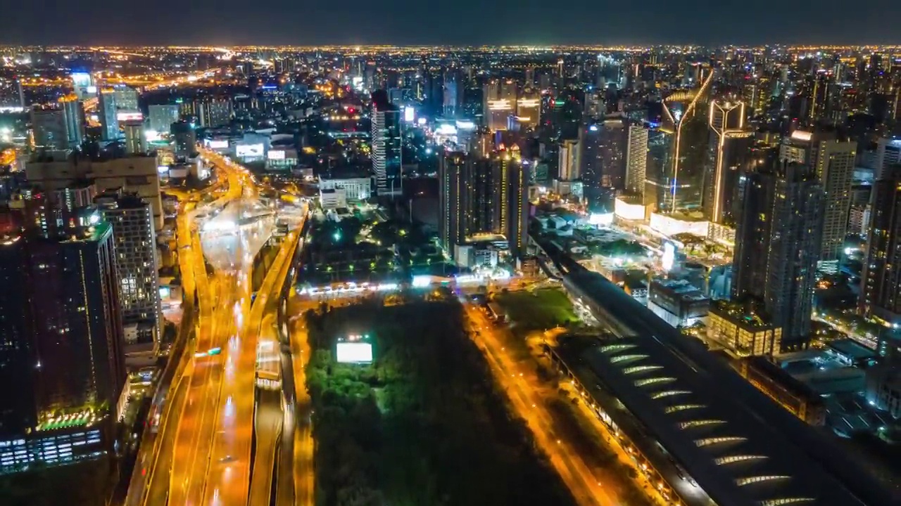 Hyperlapse或Dronelapse的曼谷商业区夜景视频素材