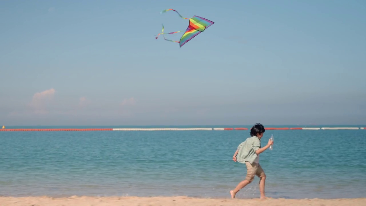 亚洲家庭海滩度假，快乐的亚洲家庭玩，在海滩上有乐趣视频素材