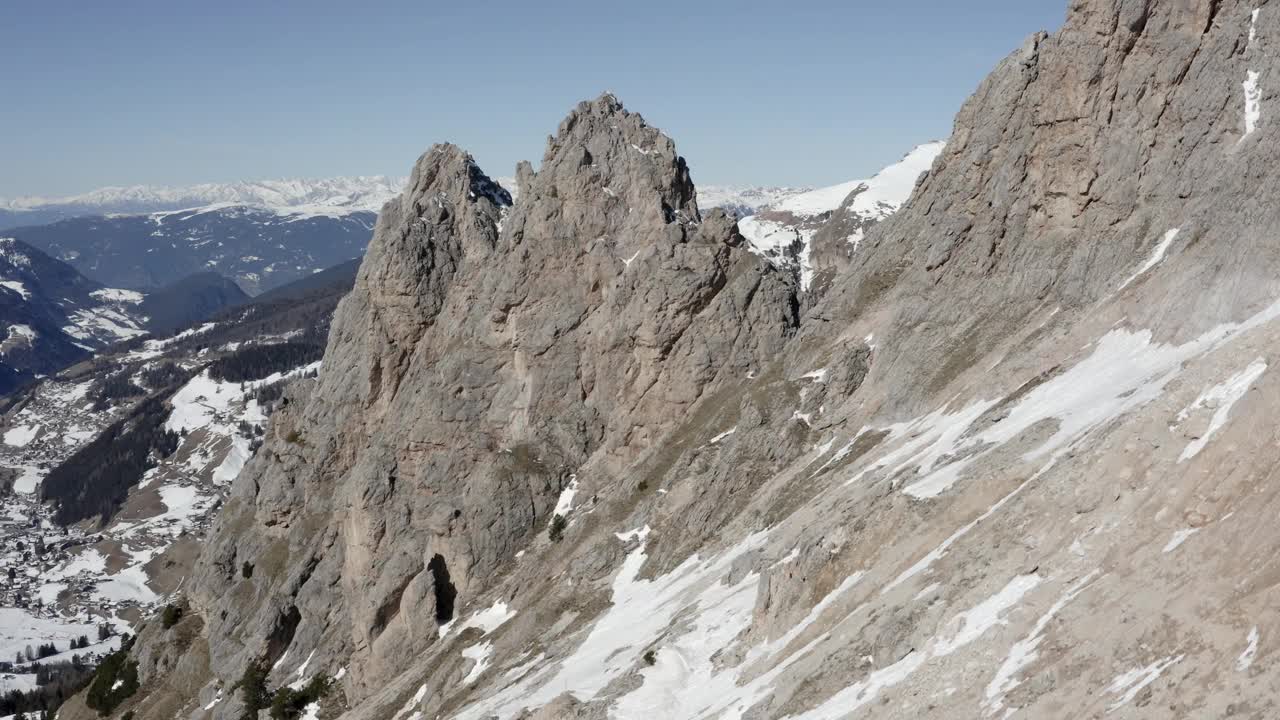 在空中翱翔令人惊叹的阿尔卑斯山。视频素材