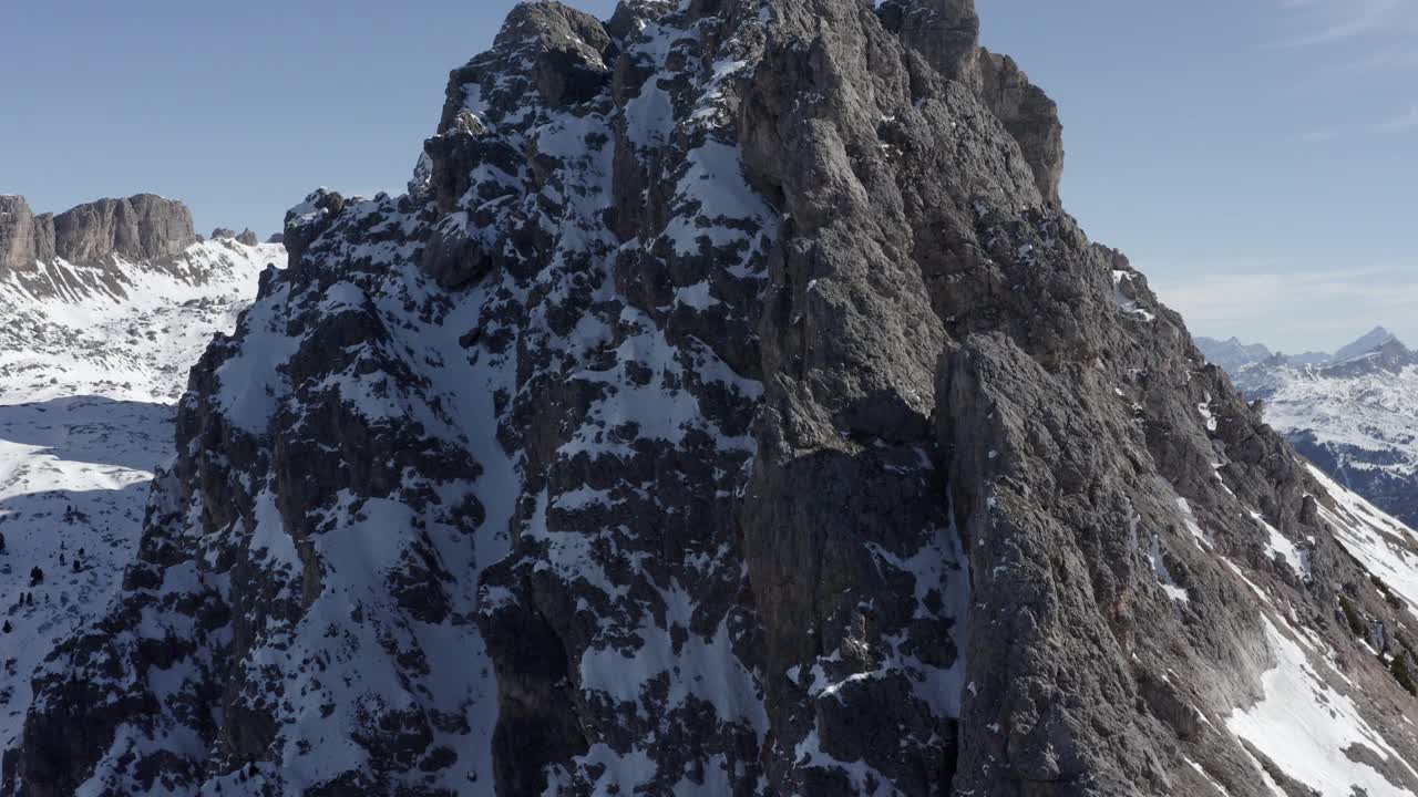 在空中翱翔令人惊叹的阿尔卑斯山。视频素材