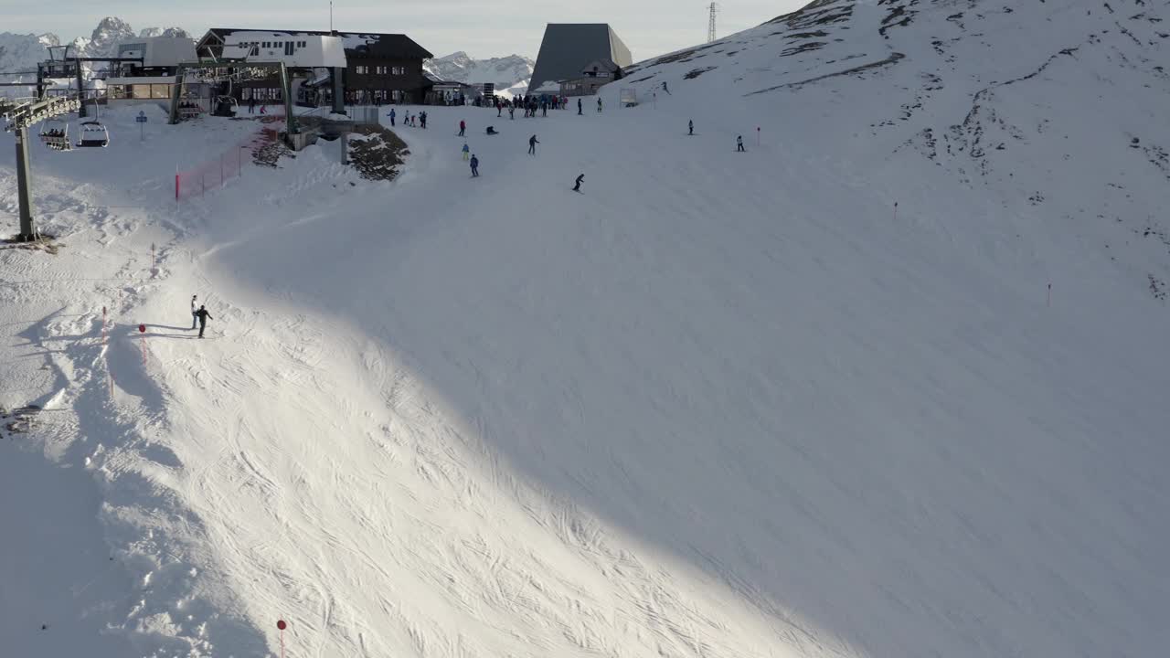 人们在滑雪场的滑雪场上滑雪的鸟瞰图。视频素材