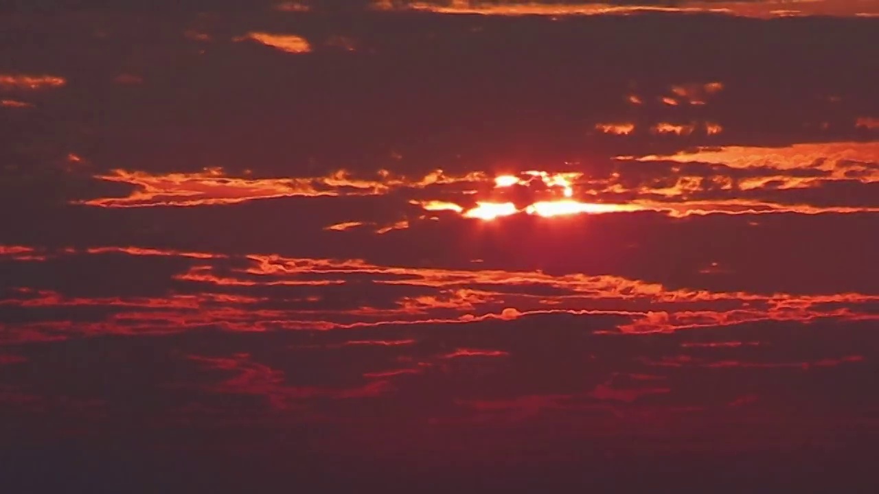 太阳正从云层中升起视频素材