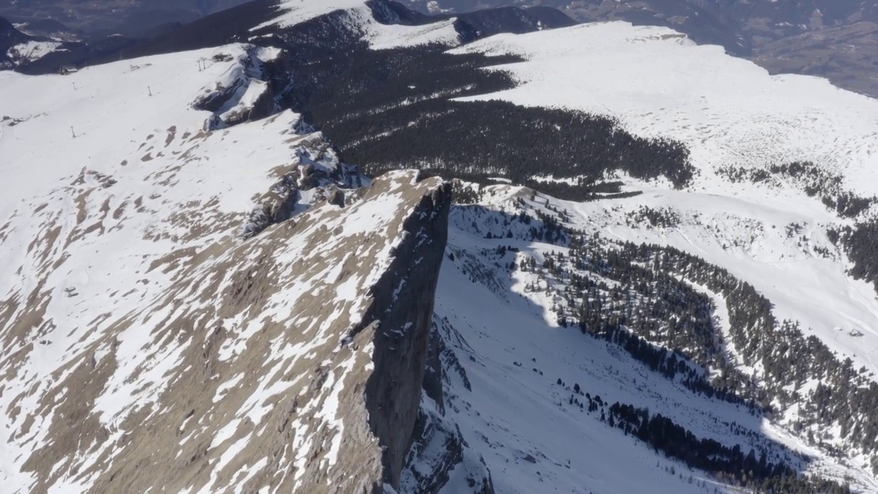 在空中翱翔令人惊叹的阿尔卑斯山。视频素材