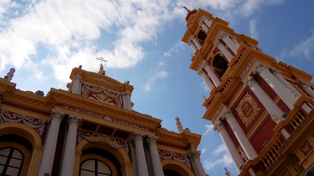 教堂和钟塔正面的底部视图(Basílica De San Francisco, Salta，阿根廷)视频素材