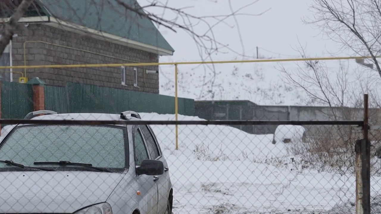 从乡村小屋的窗户看出去的雪景，冬天多云的天气视频素材