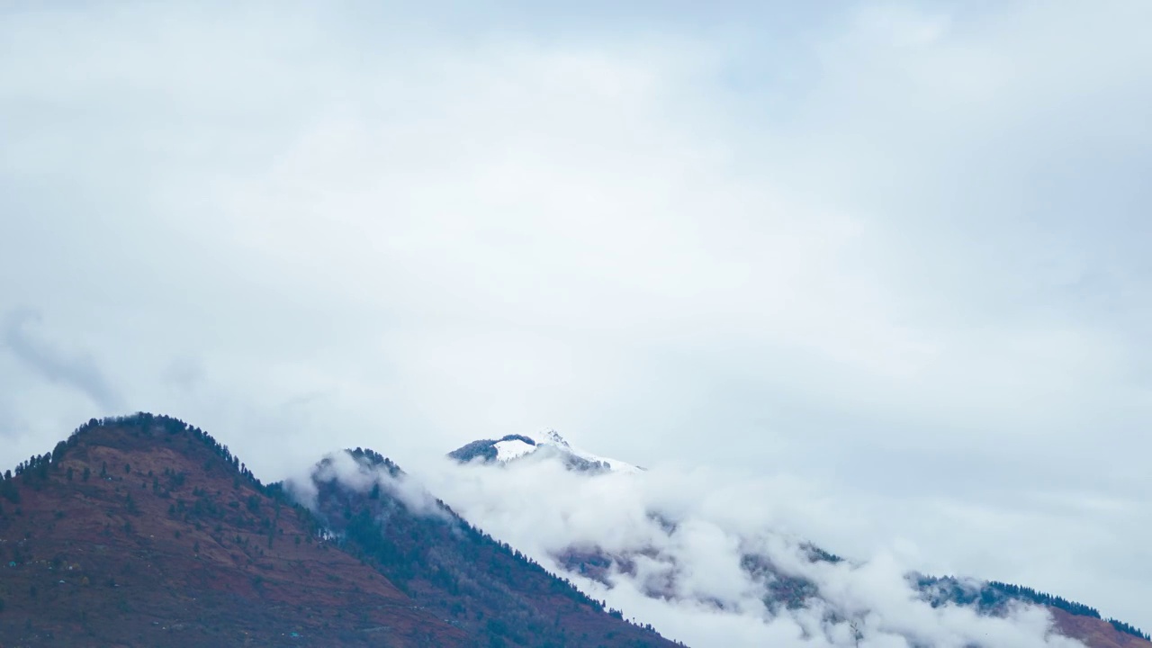 在印度喜马偕尔邦的马纳里，冬天的时候，积雪覆盖的山脉上空的冬季乌云的延时拍摄。冬季喜马拉雅山脉的云朵延时。视频素材