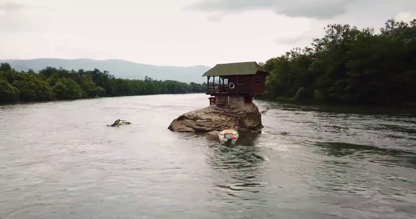 岩石上的小屋，塞尔维亚德里纳河上的地标视频素材