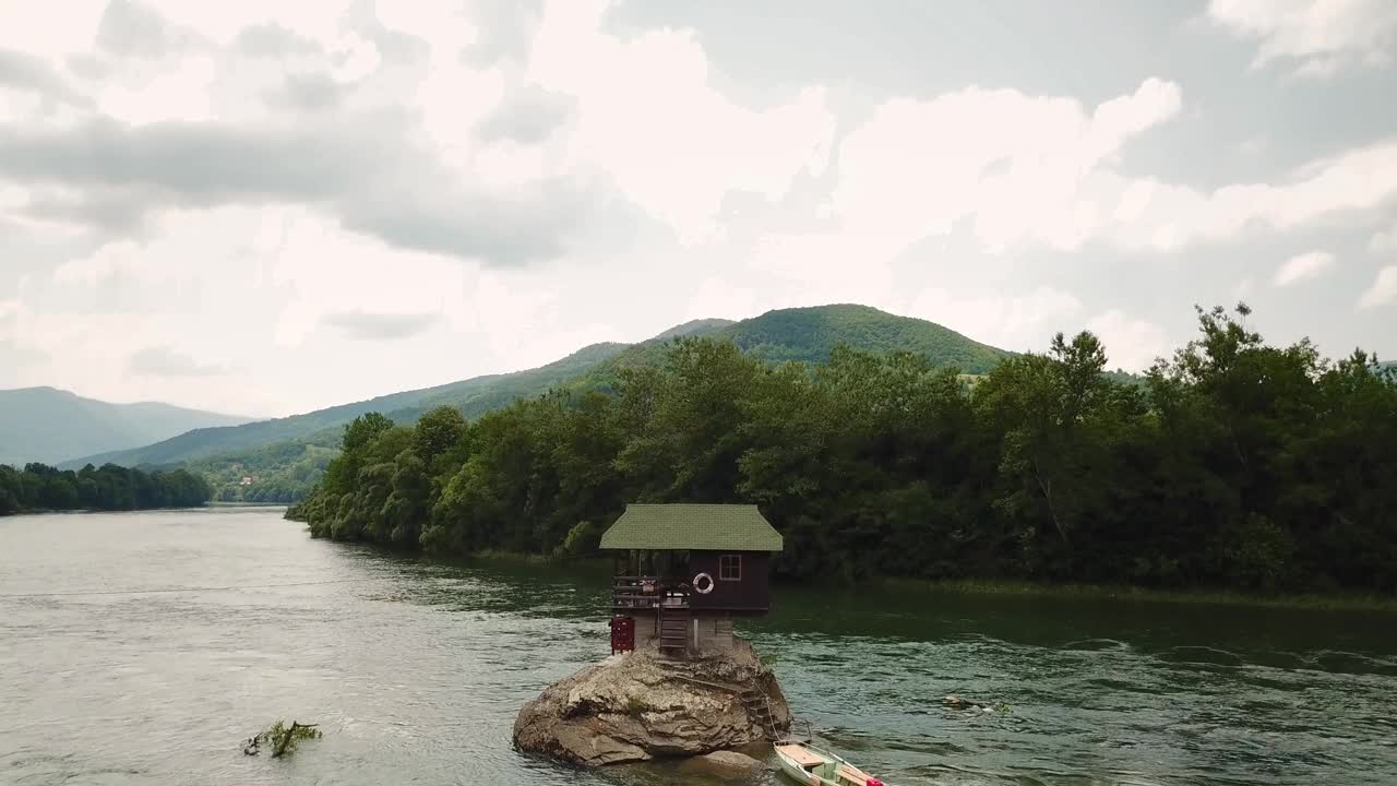 岩石上的小屋，塞尔维亚德里纳河上的地标视频下载