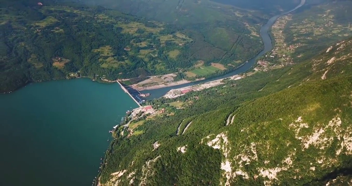 从塔拉山Banjska Stena可以看到德里纳河和佩鲁亚克湖，还有水电站视频下载