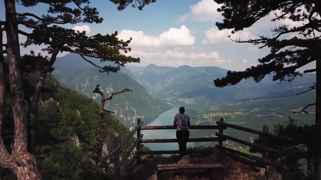 从塔拉山Banjska Stena可以看到德里纳河和佩鲁亚克湖，还有水电站视频下载