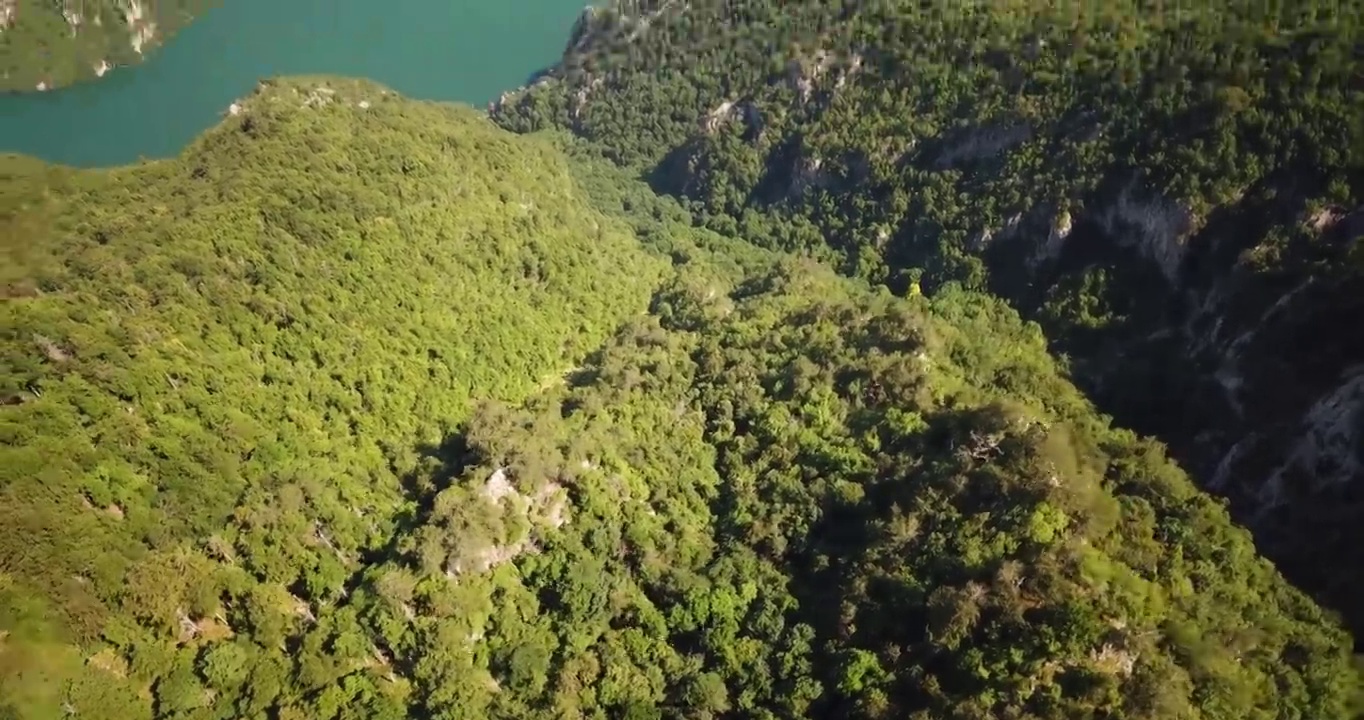 从塔拉山Banjska Stena可以看到德里纳河和佩鲁亚克湖，还有水电站视频下载