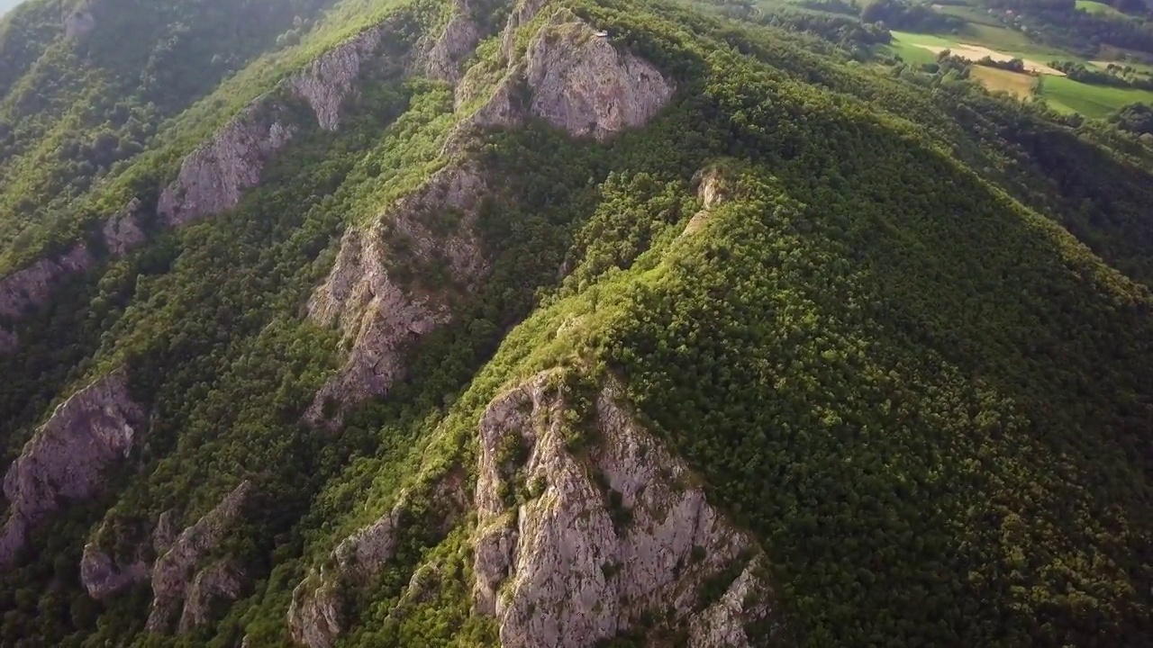 Ovčar-Kablar塞尔维亚，蜿蜒的西莫拉瓦河峡谷视频下载