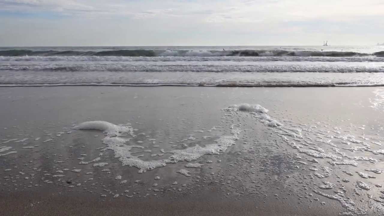 海滩海域。自然景观，美丽的热带海滩和阳光明媚的大海。视频素材