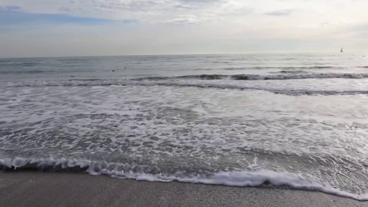 海滩海域。自然景观，美丽的热带海滩和阳光明媚的大海。视频下载