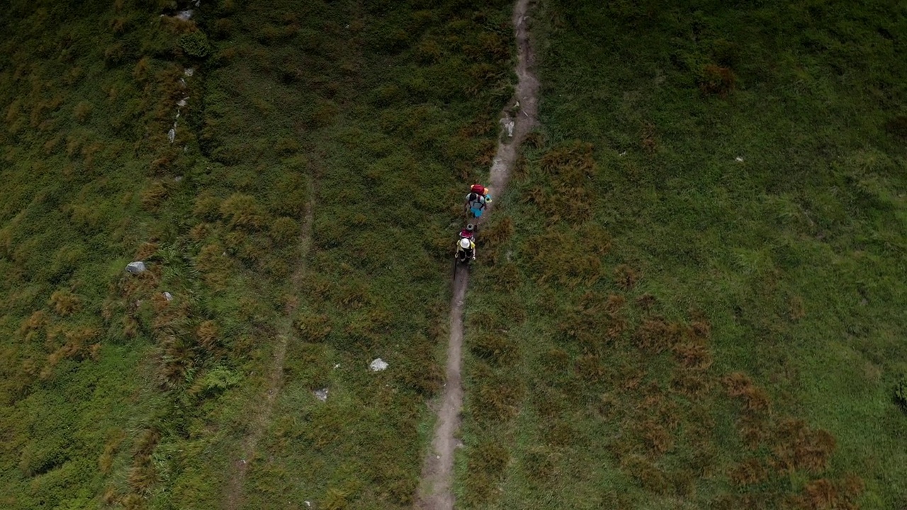 图为，背着背包的2名徒步旅行者正在喀尔巴阡山脉上行走。视频素材