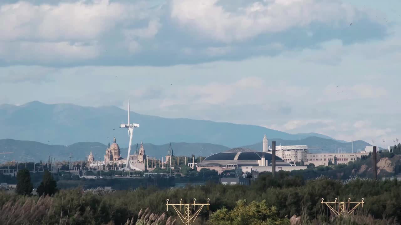 从巴塞罗那机场阳光明媚的一天，巴塞罗那城市的象征符号的全景视频素材