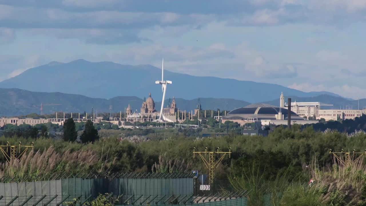 从巴塞罗那机场阳光明媚的一天，巴塞罗那城市的象征符号的全景视频素材