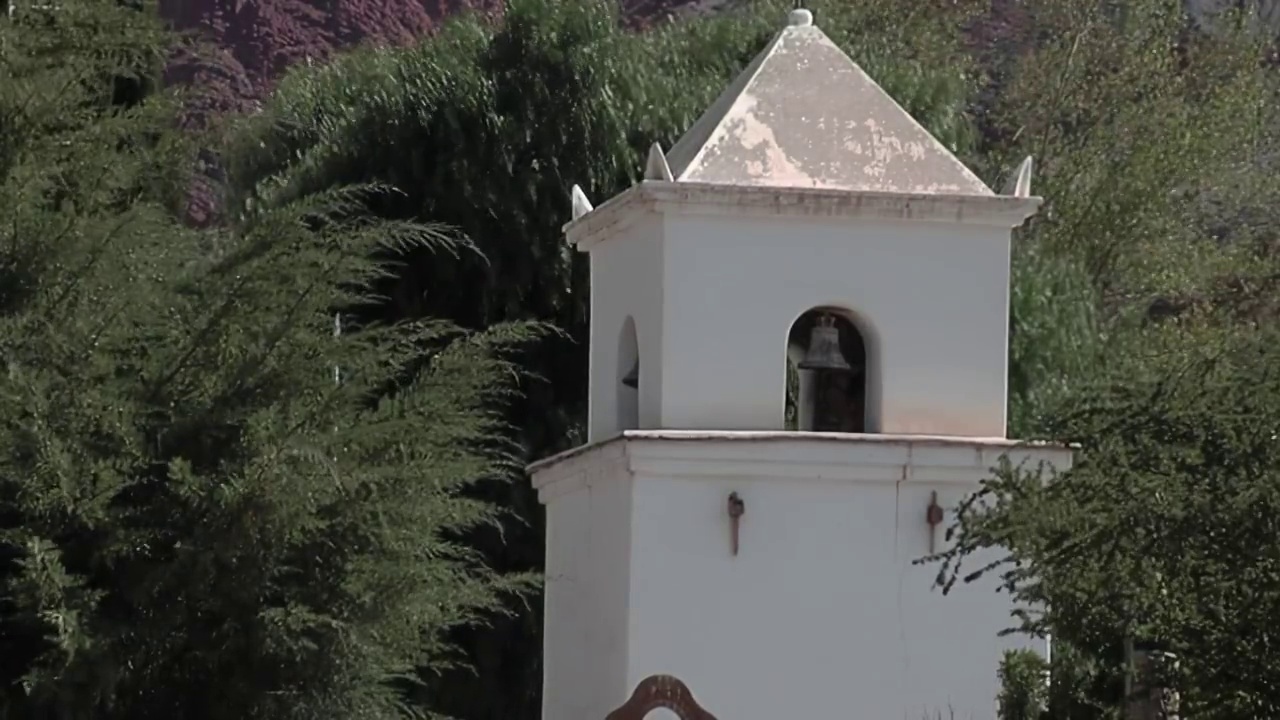 位于阿根廷Jujuy省Quebrada de Humahuaca的Uquia村的圣方济各Paula教堂(Iglesia de San Francisco de Paula)。视频素材