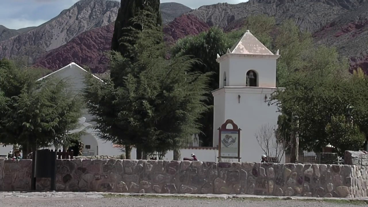 位于阿根廷Jujuy省Quebrada de Humahuaca的Uquia村的圣方济各Paula教堂(Iglesia de San Francisco de Paula)。视频素材