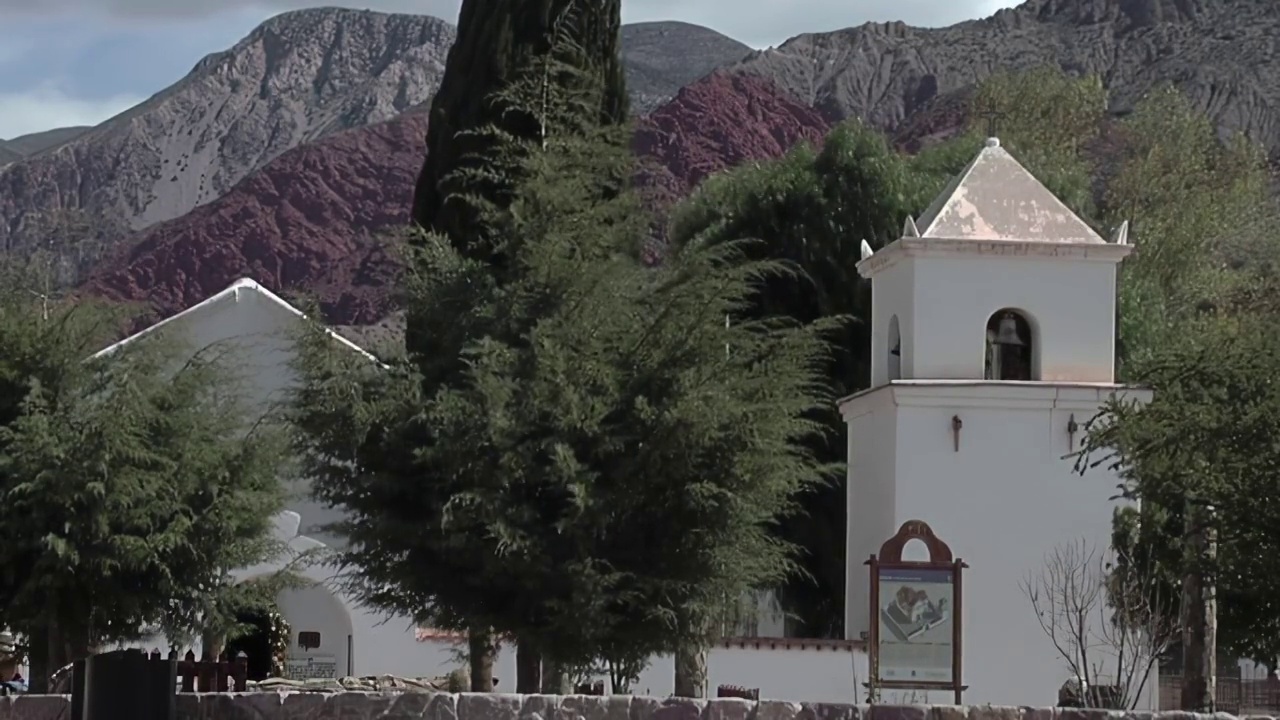 位于阿根廷Jujuy省Quebrada de Humahuaca的Uquia村的圣方济各Paula教堂(Iglesia de San Francisco de Paula)。视频素材