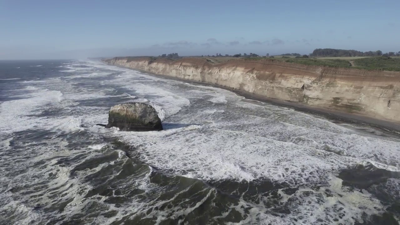 海浪撞击悬崖视频素材