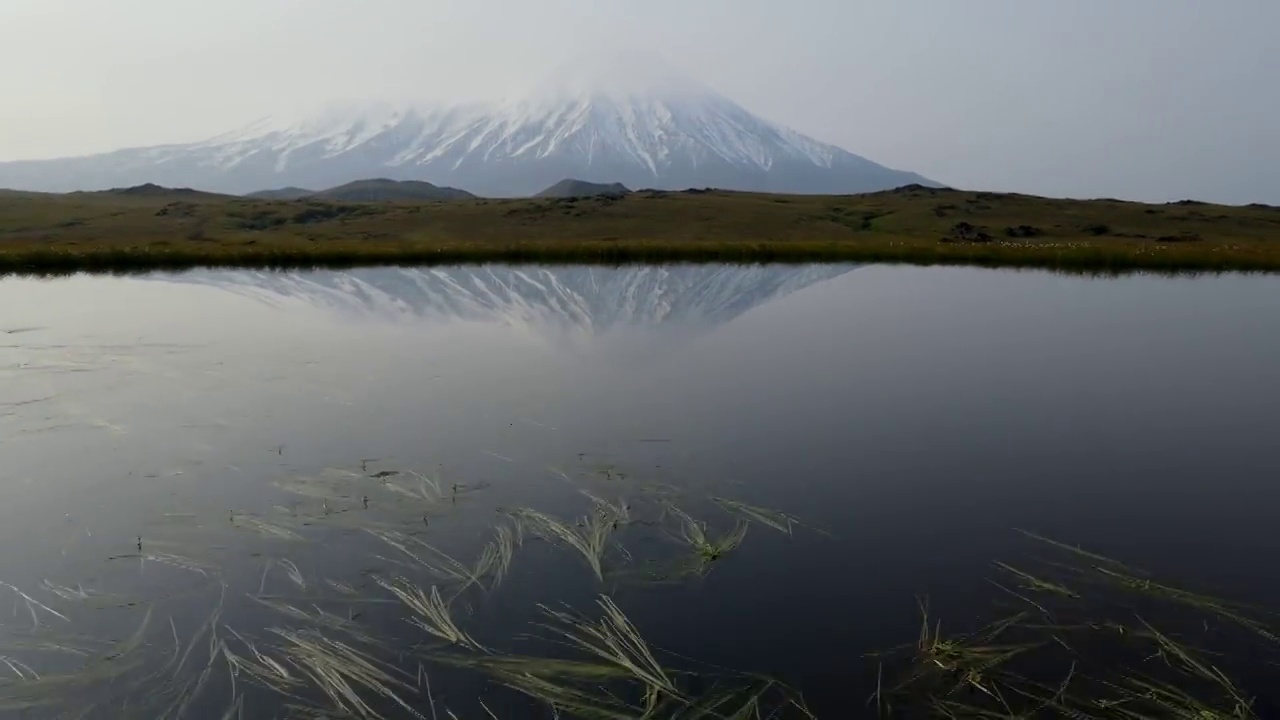 早晨湖面上火山的倒影视频素材