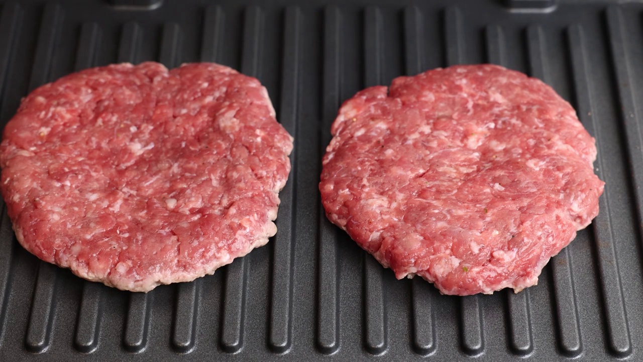 肉排烤好了。绞牛肉片烤特写。视频素材