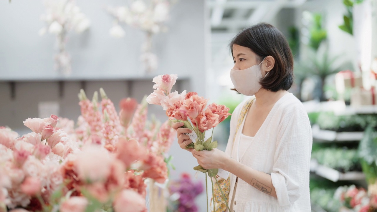 亚洲女花商准备一束花。视频素材