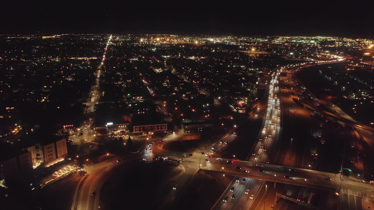 丹佛市中心的州际公路，夜间指挥官视频素材