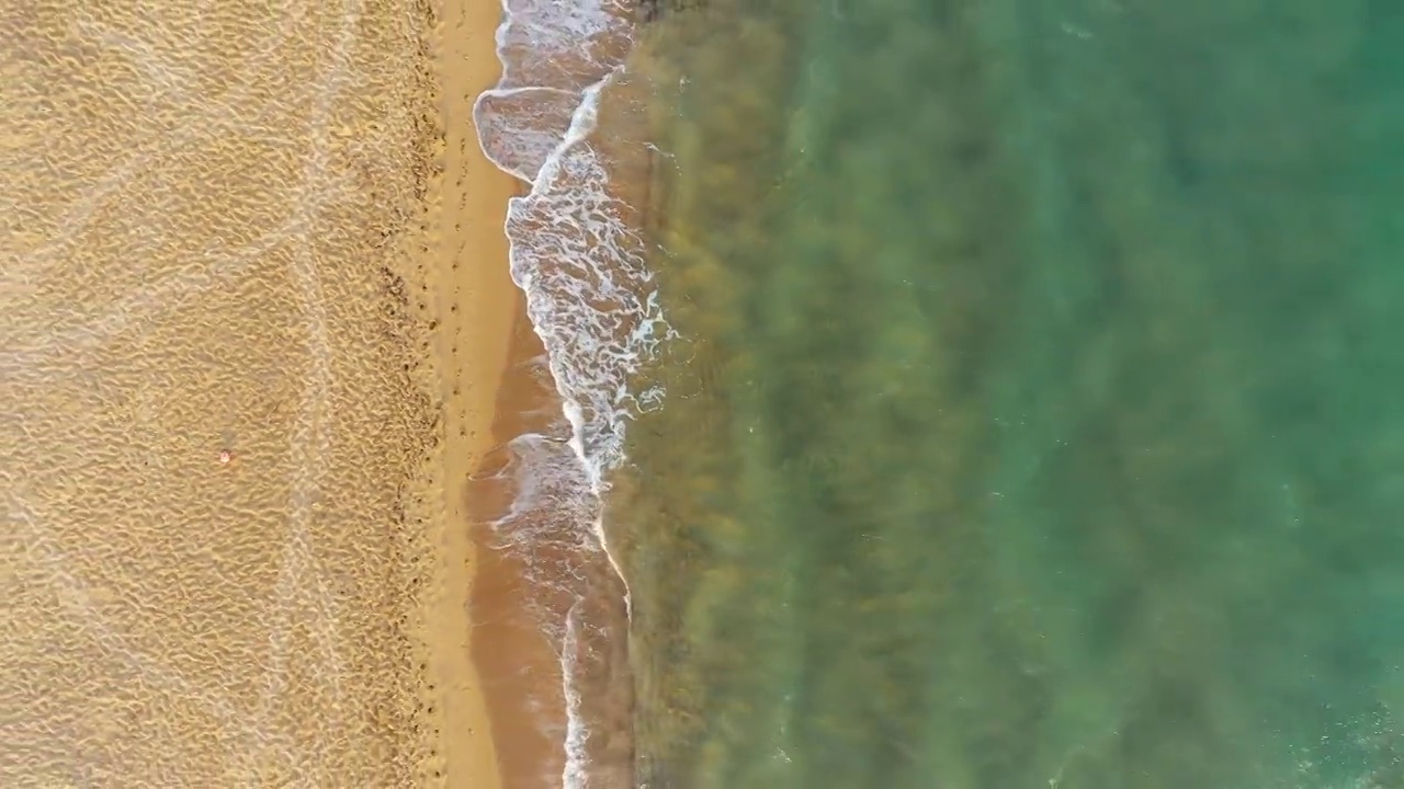 海洋沙滩。海洋沙滩，风景优美，旅游度假。鸟瞰沙滩和海浪的海洋视频素材