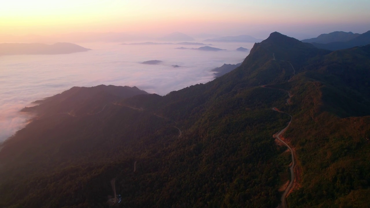 山谷上空的云海，背景是群山。4 k航拍视频视频素材