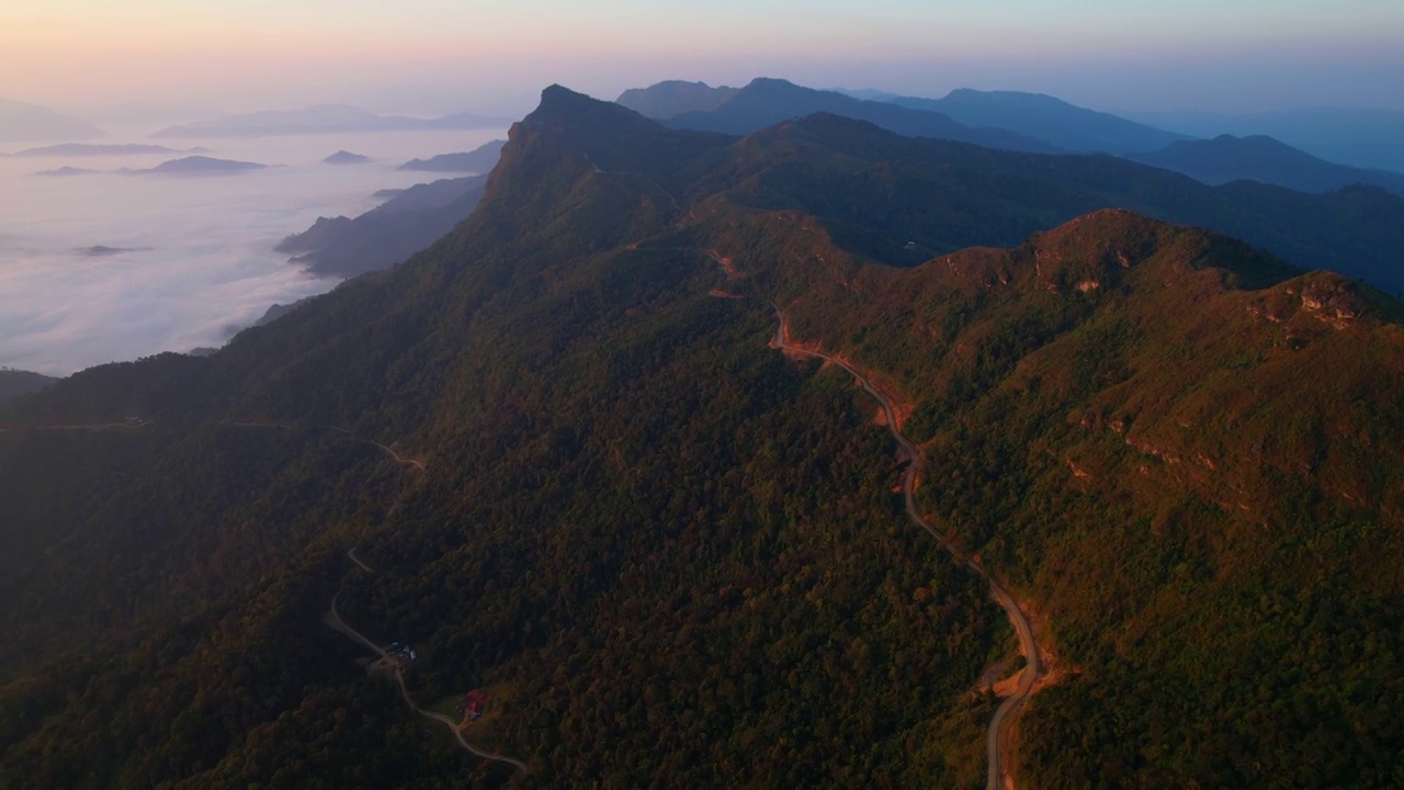 4K空中飞行的雾海在日出视频素材