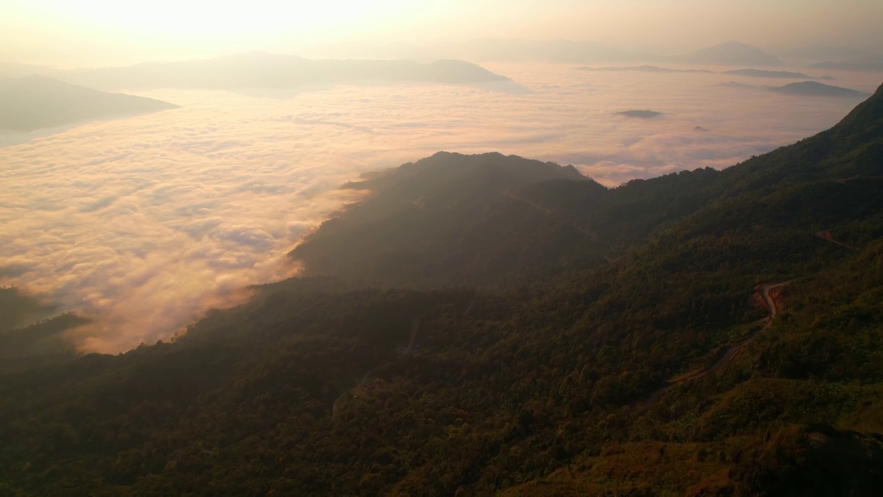 山谷上空的云海，背景是群山。4 k航拍视频视频素材