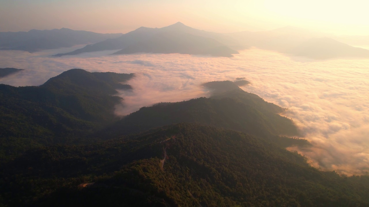 山谷上空的云海，背景是群山。4 k航拍视频视频素材