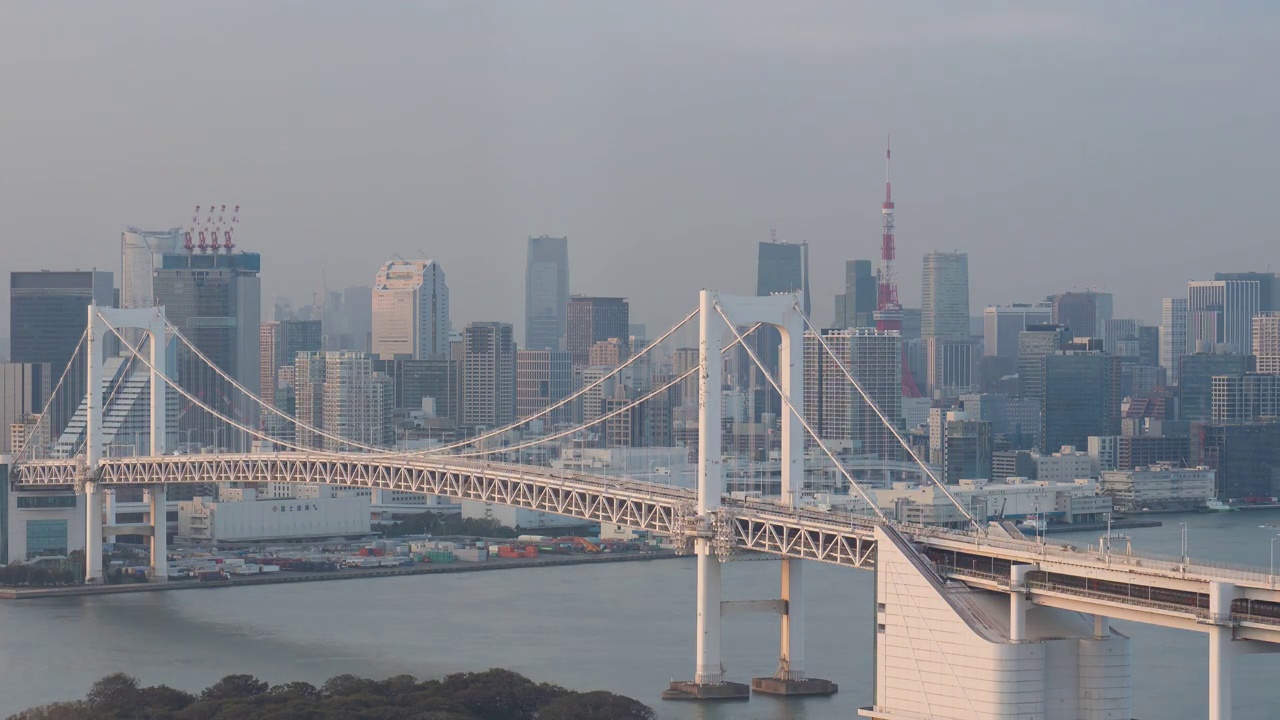 东京湾地区的彩虹桥夕阳视频素材