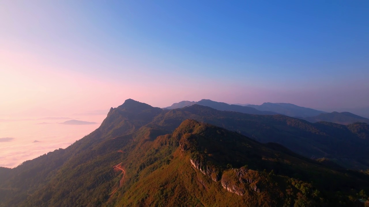 山谷上空的云海，背景是群山。4 k航拍视频视频素材