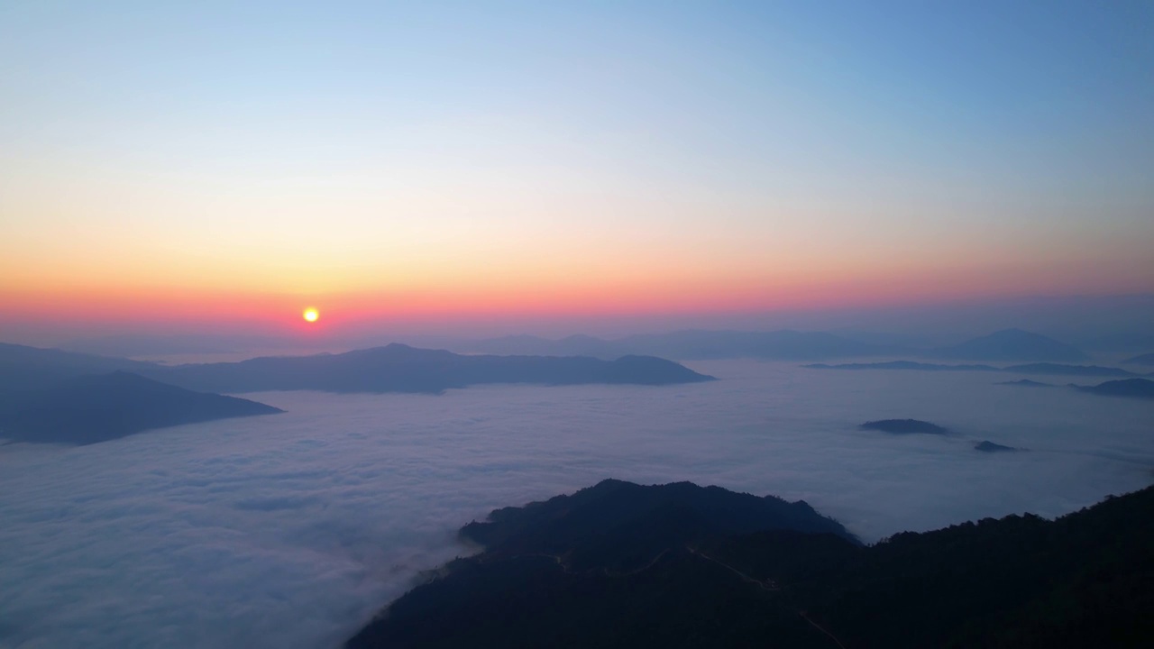 山谷上空的云海，背景是群山。4 k航拍视频视频素材